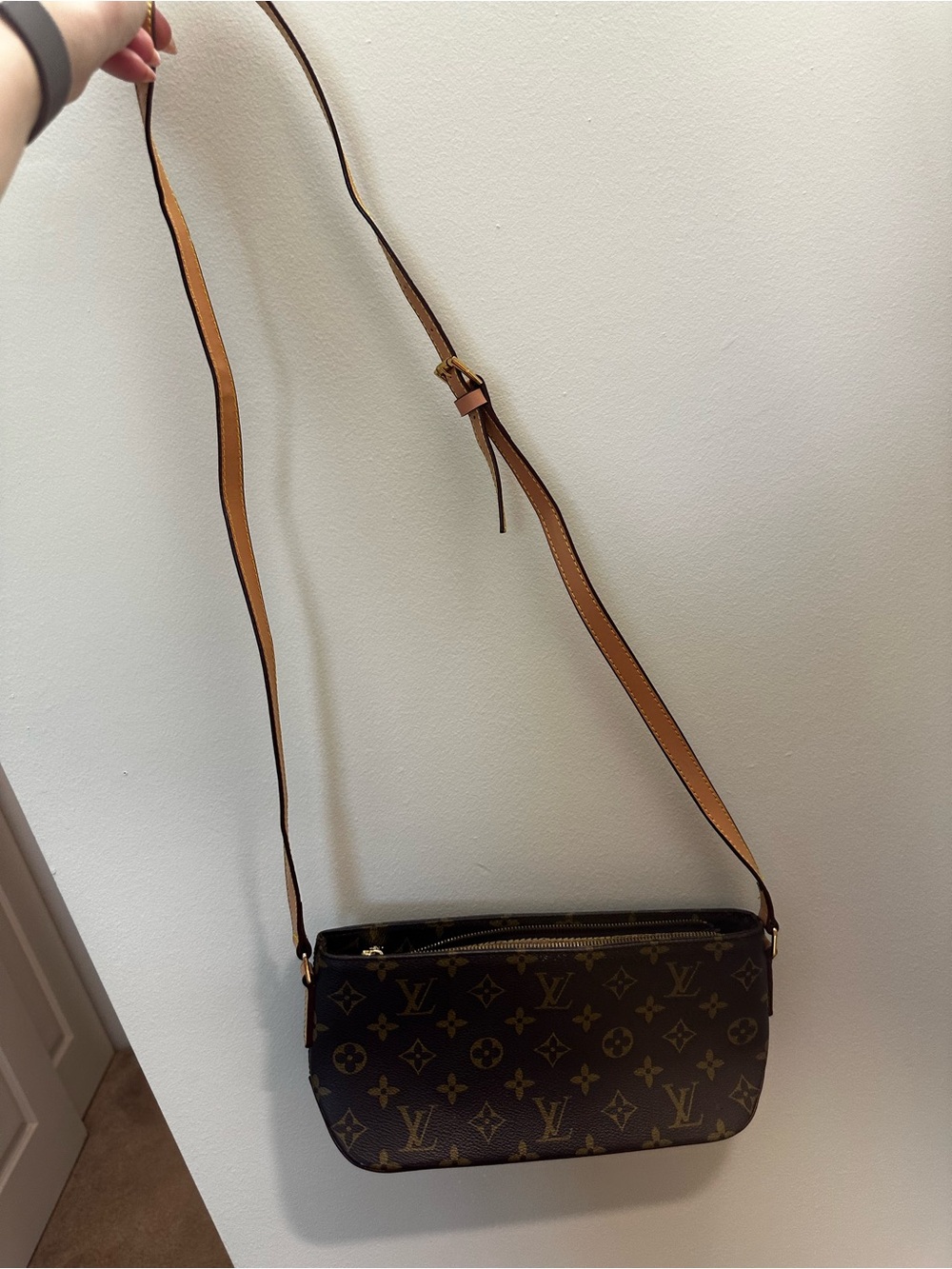 Louis Vuitton Monogram Canvas Crossbody with Tan Strap - Picture 5 of 14